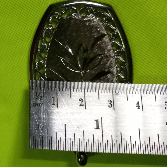 Silvertone diamond cut leaf 🍃 pattern pendant 2 inch long x 1 1/2 inch wide - Picture 3 of 5